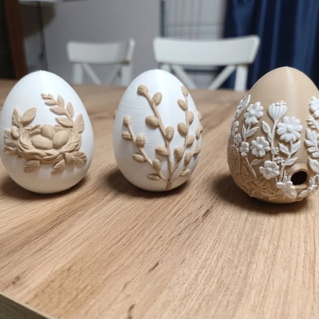 Trio pisanek — gniazdko, bazie i łąka kwiatów w delikatnym reliefie.